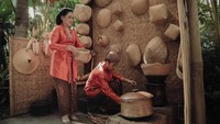Setelah itu dilakukan cethik geni (menyalakan api dapur) dan adang kapisan (masak pertama). (Foto: Dok. allseasons)