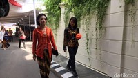 Saat siraman di kediaman Jokowi kemarin, Selvi tampak memakai kebaya berwarna oranye. Dia mengikuti prosesi adat Jawa menjelang pernikahan Kahiyang (Foto: Ray Jordan/detikcom)