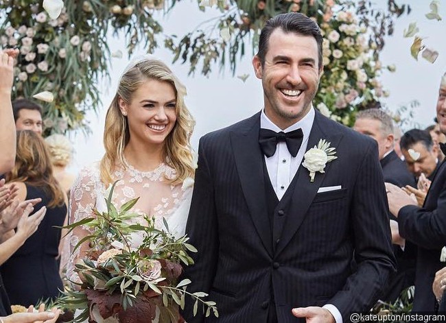 Pernikahan model Kate Upton dengan atlet baseball Justin Verlander telah berlangsung pada November 2017. Namun, Kate baru saja membagikan foto-foto pesta pernikahannya yang indah nan romantis di Instagramnya. Dan gaun resepsi Kate menjadi bahan perbincangan netizen. Foto: dok Instagram