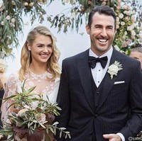 Pernikahan model Kate Upton dengan atlet baseball Justin Verlander telah berlangsung pada November 2017. Namun, Kate baru saja membagikan foto-foto pesta pernikahannya yang indah nan romantis di Instagramnya. Dan gaun resepsi Kate menjadi bahan perbincangan netizen. Foto: dok Instagram