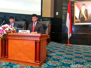Perdana, Anies-Sandi Hadiri Paripurna di DPRD DKI