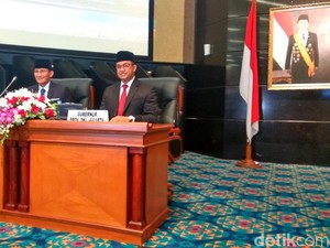 Perdana, Anies-Sandi Hadiri Paripurna di DPRD DKI
