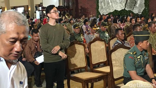 Gibran Rakabuming saat geladi bersih pernikahan Kahiyang-Bobby.