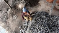 Jelang akad nikah, Putri Presiden Jokowi, Mbah Paijem (85) yang tinggal tidak jauh dari kediaman Jokowi, tetap melakukan aktifitasnya sebagai pekerja buruh ngetrik batu, di Jalan Letjen Soeprapto, Solo, Selasa (07/11/2017).