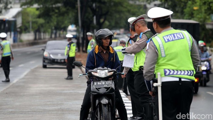 Pelanggar Operasi Zebra 2017 Meningkat

Sejumlah polisi melakukan Operasi Zebra 2017 di kawasan Senen, Jakarta Pusat, Selasa (07/11/2017). Jumlah penindakan yang dilakukan polisi di wilayah Jakarta dan sekitarnya dalam Operasi Zebra Jaya 2017 selama 6 hari meningkat sebesar 47 persen dibandingkan tahun sebelumnya. Penindakan tersebut berupa penilangan dan teguran.