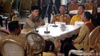 Sementara untuk penghulung dilakukan oleh Kepala KUA Banjarsari Kota Surakarta, Basir.