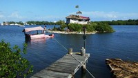 Berlokasi di Isla Mujeres, Meksiko, mengapung Pulau Joyxee. Walau tampak normal, ini merupakan pulau buatan dan bisa mengapung berkat 150 ribu botol plastik di bawahnya. (@Joyxee Island/Facebook)