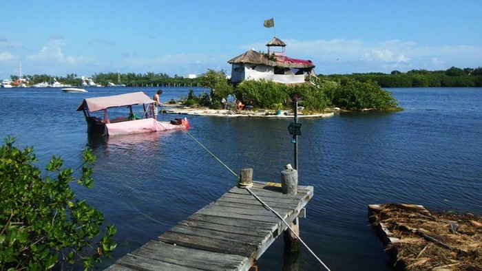 Pulau dari botol plastik di Meksiko