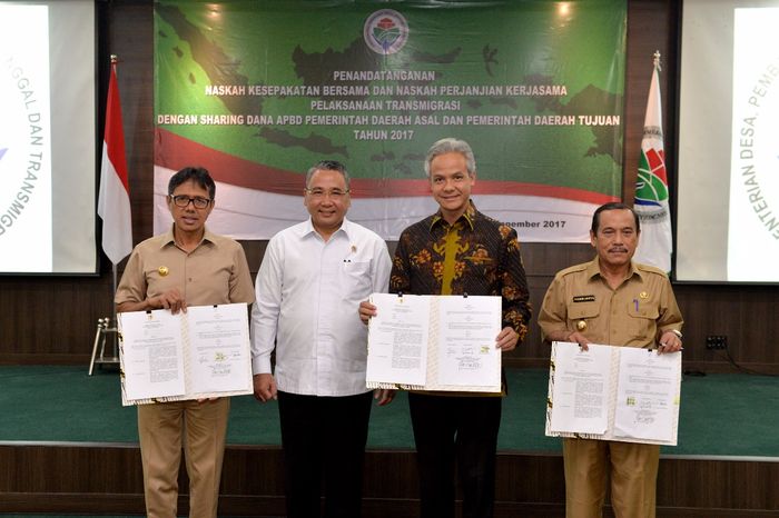 Foto: Mendes PDTT Eko Sandjojo bersama Gubernur Jawa Tengah Ganjar Pranowo dan Gubernur Sumatera Barat, Irwan Prayitno (Dok. Kemendes PDTT) Foto: Mendes PDTT Eko Sandjojo bersama Gubernur Jawa Tengah Ganjar Pranowo dan Gubernur Sumatera Barat, Irwan Prayitno (Dok. Kemendes PDTT)