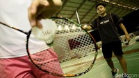 Apri, yang lahir di Lawulo, Sulawesi Tenggara, itu merasa beruntung. Sebagai pemain senior, Greysia tak memandang remeh dirinya.