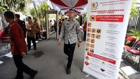 Sementara jalan menuju kediaman Jokowi dijaga oleh Paspampres.