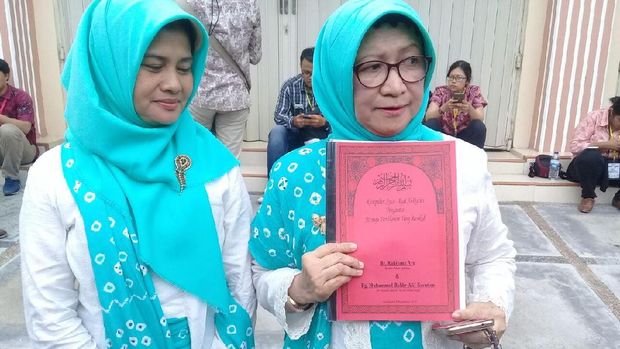 Ibu Roos Djoko Sartono / 