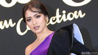 Tampil dengan riasan nude, Jessica Iskandar terlihat anggun. Foto: Palevi/detikHOT