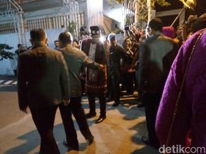 Bobby Nasution Tiba di Rumah Jokowi untuk Serahkan Paningset