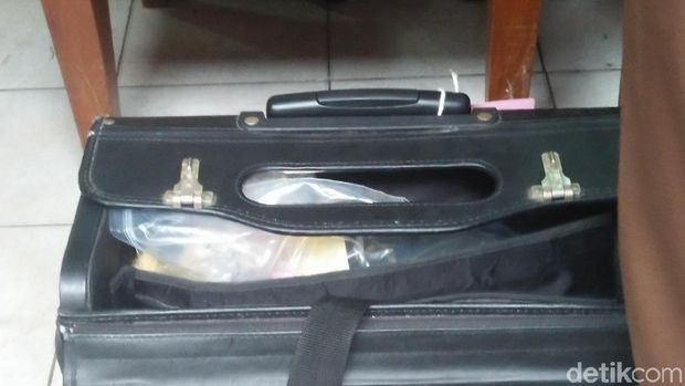  Barang bukti perkara Aa Gatot yang dibawa jaksa dalam sidang lanjutan di PN Jaksel, Selasa (7/11/2017)