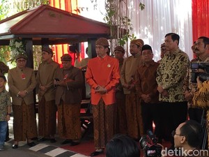 Pasang Bleketepe, Jokowi Tampil Fresh dengan Beskap Oranye Terang