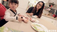 Putri Xu nampak senang menyantap kreasi sang ibu. Bikin gemas ya! Foto: China Daily