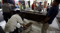 Hari ini 4 jenazah atas nama Dika Rohini, Omah binti Saut, Khalimi, dan Gugun Gunawan diserahkan kepada pihak keluarga.