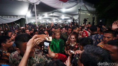 Relawan Berjejalan Saat Masuk ke Rumah Jokowi