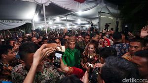 Relawan Berjejalan Saat Masuk ke Rumah Jokowi