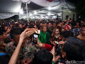 Relawan Berjejalan Saat Masuk ke Rumah Jokowi