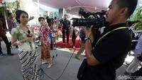 Para jurnalis yang meliput acara prosesi pemasangan bleketepe dan siraman Kahiyang Ayu tampil cantik dengan memakai kebaya.