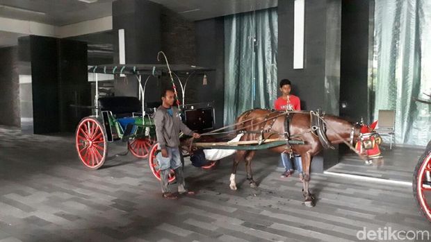 Kereta kuda disiapkan untuk simulasi kirab Kahiyang-Bobby