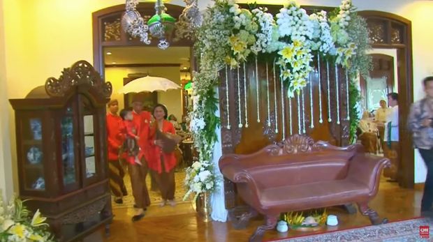 Ketika Jokowi Gendong Cucu di Sela Jualan Dawet Bareng Iriana