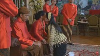 Kahiyang lalu mencium pipi sang ibunda (Foto: All Seasons Photo)