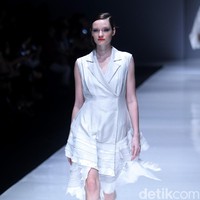 Koleksi terbaru dari Jeffry Tan setelah 8 tahun berkarya di industri fashion, dengan mengangkat tema Prime di Jakarta Fashion Week 2018, Senayan City, Jakarta, Rabu (25/10/2017). Foto: Mohammad Abduh/Wolipop