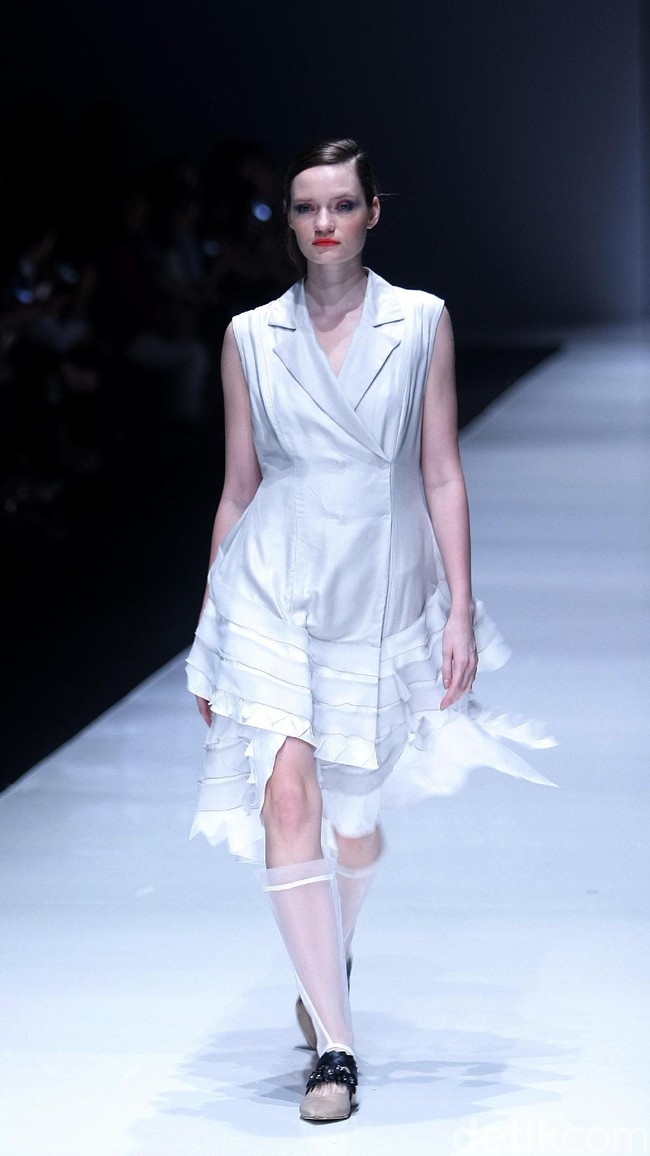 Koleksi terbaru dari Jeffry Tan setelah 8 tahun berkarya di industri fashion, dengan mengangkat tema Prime di Jakarta Fashion Week 2018, Senayan City, Jakarta, Rabu (25/10/2017). Foto: Mohammad Abduh/Wolipop