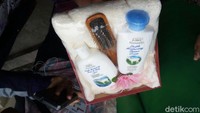 Ada dua jenis bingkisan. Yang pertama bersi handuk, sisir, serta shower cream dan body lotion. (Foto: Ray Jordan/detikcom)