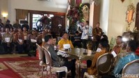 Sebagai penghulu, Basir duduk di samping Jokowi yang bertindak sebagai wali pernikahan. Saat simulasi ijab kabul, Jokowi sempat keseleo lidahnya dan mengulangi ijabnya. (Foto: Bayu Isnanto/detikcom)