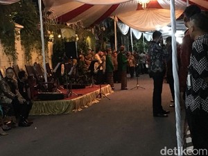 Jokowi ke Relawan di Midodareni Kahiyang: Maaf Kursinya Tak Cukup