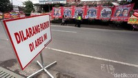 Karangan bunga itu datang bertahap dan sekarang terkumpul banyak.