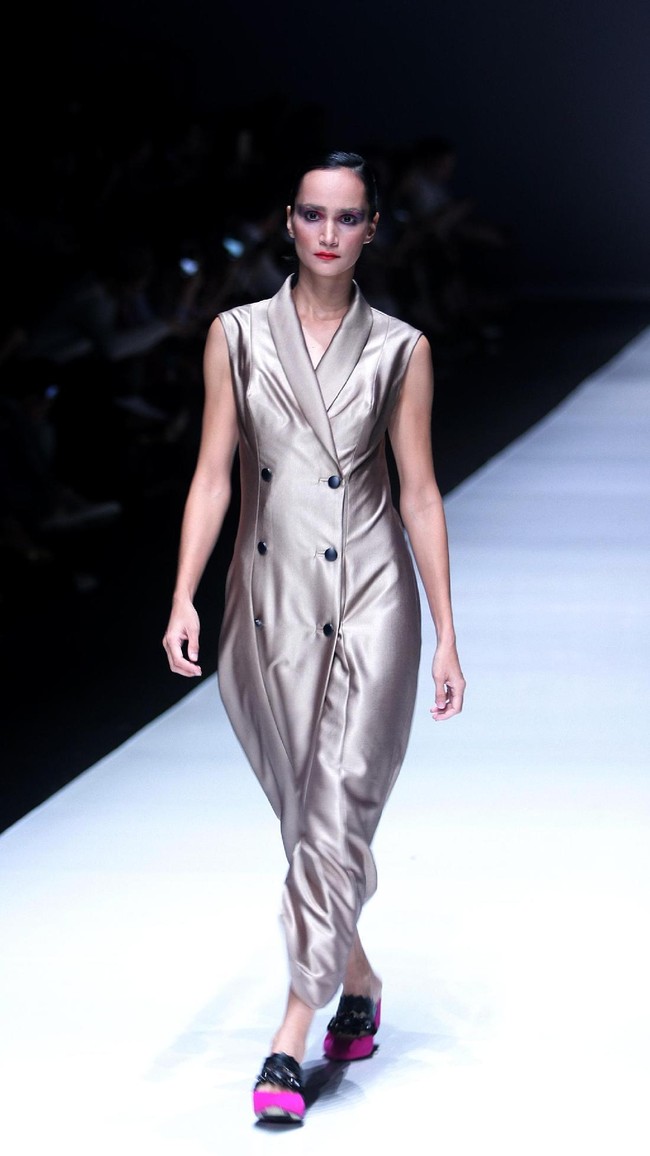 Koleksi terbaru dari Jeffry Tan setelah 8 tahun berkarya di industri fashion, dengan mengangkat tema Prime di Jakarta Fashion Week 2018, Senayan City, Jakarta, Rabu (25/10/2017). Foto: Mohammad Abduh/Wolipop