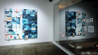 Karya Epilogue: Day & Night di atas panel kayu itu menghias ruang pameran. Foto: Tia Agnes/ detikHOT