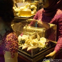 Sepasang sepatu Valentino dan tas Chanel bernuansa beige. Cantik! Foto: Dok. Daniel Ngantung/Wolipop