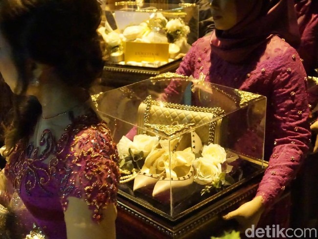 Sepasang sepatu Valentino dan tas Chanel bernuansa beige. Cantik! Foto: Dok. Daniel Ngantung/Wolipop