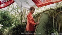 Presiden Jokowi memasang bleketepe atau anyaman dari daun kelapa. Di masa lalu bleketepe difungsikan sebagai atap dari tempat terbuka di depan rumah yang dipersiapkan untuk menerima tamu dalam acara pernikahan. (Foto: Dok. allseasons)