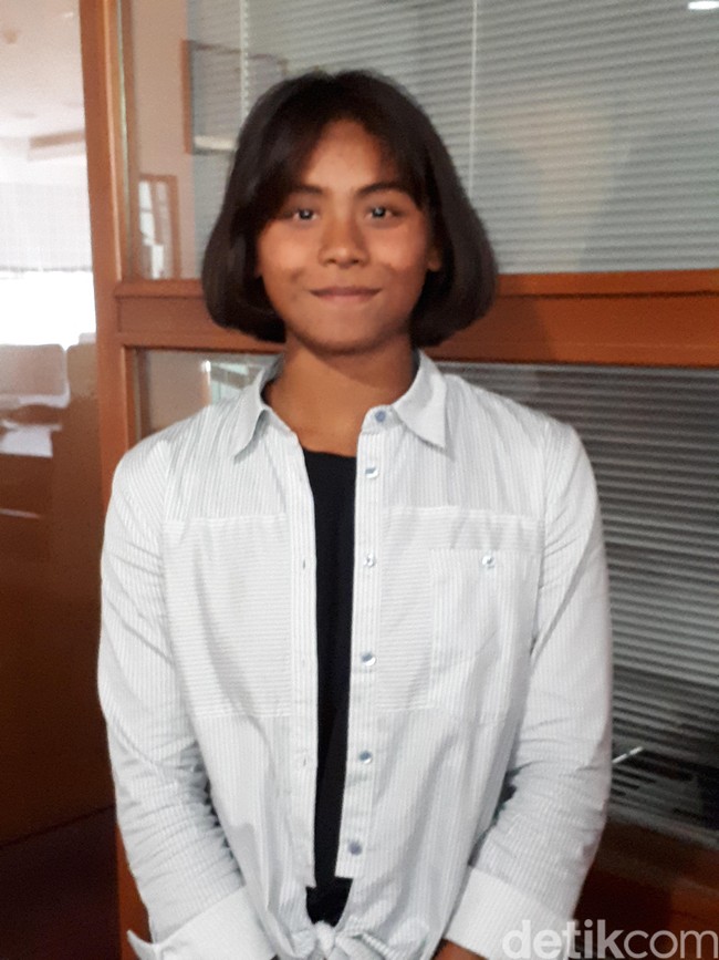 Indonesia juga mengirimkan wakil di cabor renang, yakni Azzahra Permatahani. Ia berlaga pada nomor renang gaya ganti individu 400 meter putri. Meski baru baru berusia 19 tahun, Azzahra yang hobi traveling ini mengantongi sejumlah prestasi. Salah satunya medali perak dari nomor 200 meter gaya ganti perorangan putri pada SEA Games 2019. Sebelumnya, ia pernah mengikuti Youth Olympic Games 2018 di Buenos Aires, Argentina. (Foto: Mercy Raya/detikSport)