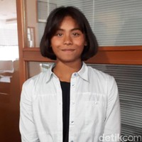 Indonesia juga mengirimkan wakil di cabor renang, yakni Azzahra Permatahani. Ia berlaga pada nomor renang gaya ganti individu 400 meter putri. Meski baru baru berusia 19 tahun, Azzahra yang hobi traveling ini mengantongi sejumlah prestasi. Salah satunya medali perak dari nomor 200 meter gaya ganti perorangan putri pada SEA Games 2019. Sebelumnya, ia pernah mengikuti Youth Olympic Games 2018 di Buenos Aires, Argentina. (Foto: Mercy Raya/detikSport)