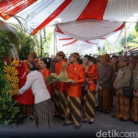 Sebagai padanan dari busana oranye itu, kain batik berwarna cokelat khas Jawa dipilih keluarga Jokowi. Untuk Jokowi dan Iriana, mereka memakai kain batik bermotif jati kusumo. Sedangkan kedua putranya, Gibran dan Kaesang serta sang menantu, Selvi, mengenakan kain batik motif parang. (Foto: Ray Jordan/detikcom)