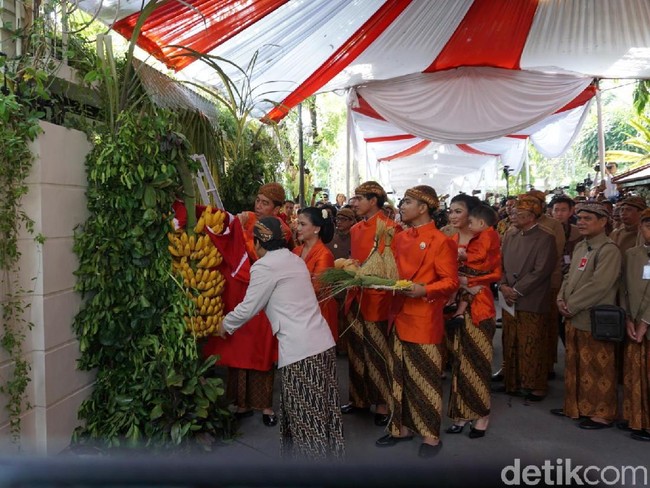 Sebagai padanan dari busana oranye itu, kain batik berwarna cokelat khas Jawa dipilih keluarga Jokowi. Untuk Jokowi dan Iriana, mereka memakai kain batik bermotif jati kusumo. Sedangkan kedua putranya, Gibran dan Kaesang serta sang menantu, Selvi, mengenakan kain batik motif parang. (Foto: Ray Jordan/detikcom)