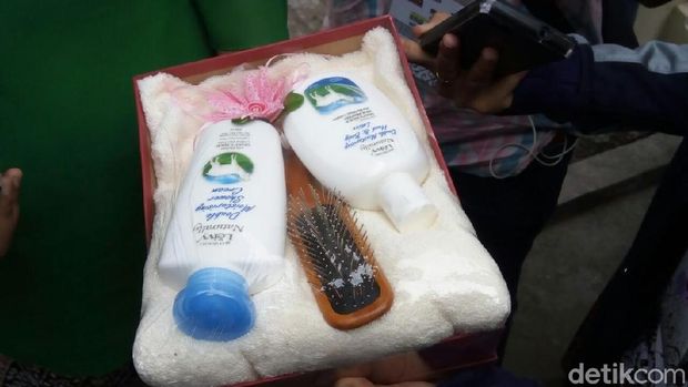 Isi bingkisan bagi yang menghadiri siraman Kahiyang