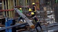 Sejumlah pekerja tengah menyelesaikan proyek pembangunan Rumah Susun Sewa Tingkat Tinggi (RTT) Pasar Rumput.