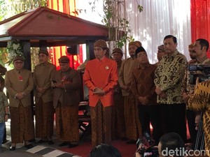Berbeskap Oranye, Jokowi Siap Pasang Bleketepe di Rumahnya