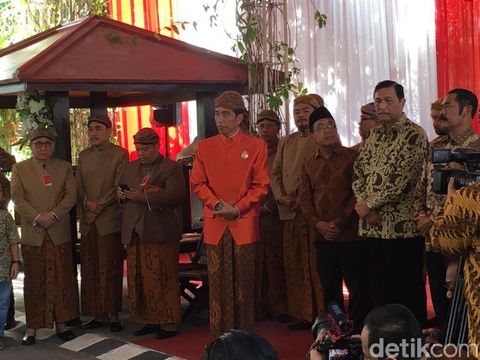 Pasang Bleketepe, Jokowi Tampil Fresh dengan Beskap Oranye 