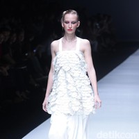 Koleksi terbaru dari Jeffry Tan setelah 8 tahun berkarya di industri fashion, dengan mengangkat tema Prime di Jakarta Fashion Week 2018, Senayan City, Jakarta, Rabu (25/10/2017). Foto: Mohammad Abduh/Wolipop