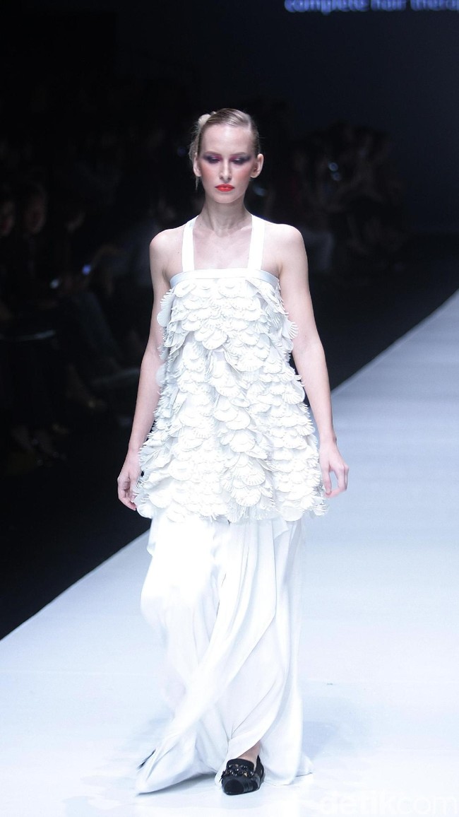 Koleksi terbaru dari Jeffry Tan setelah 8 tahun berkarya di industri fashion, dengan mengangkat tema Prime di Jakarta Fashion Week 2018, Senayan City, Jakarta, Rabu (25/10/2017). Foto: Mohammad Abduh/Wolipop